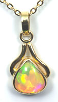 18k gold pendant with a solid opal