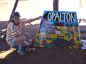 Elisabeth et le panneau de signalisation d'Opalton