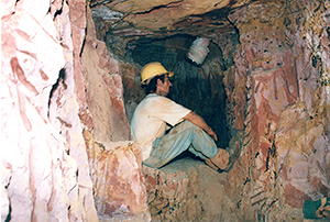 Jacky,12 mètres sous-terre dans notre mine d'opale